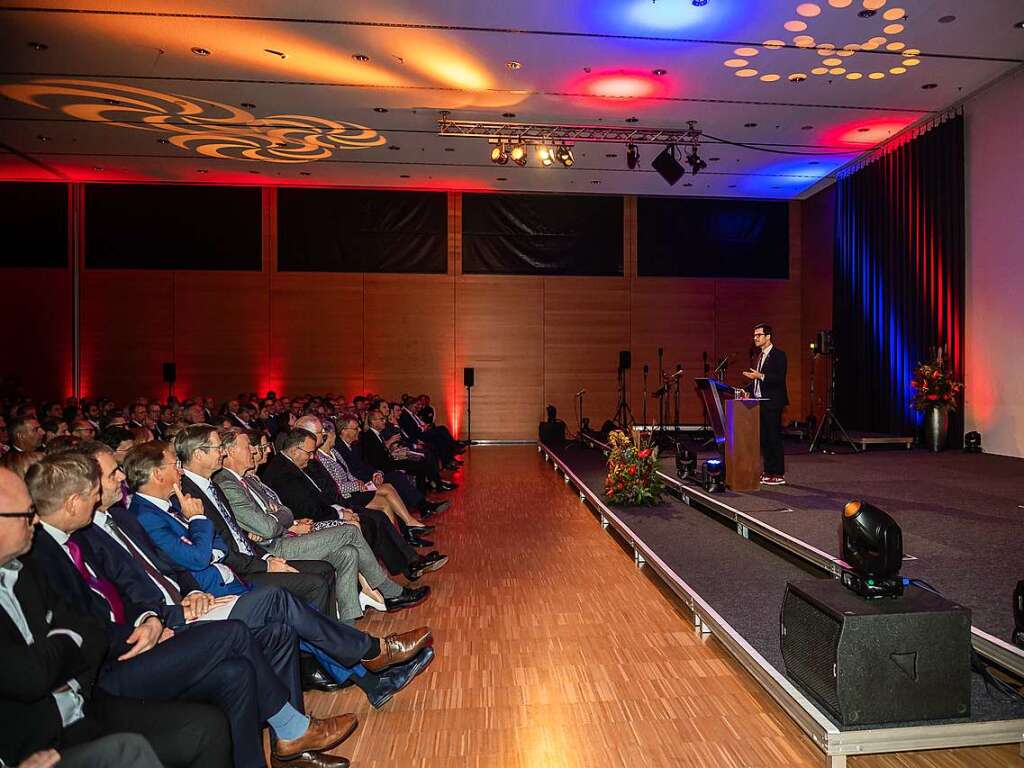 Rund 400 Menschen aus Freiburgs Politik- und Wirtschaftszene kamen in die Messe Freiburg.