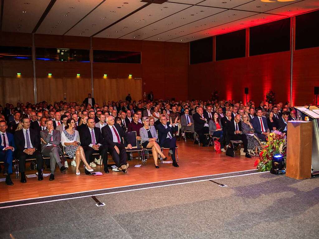 Rund 400 Menschen aus Freiburgs Politik- und Wirtschaftszene kamen in die Messe Freiburg.