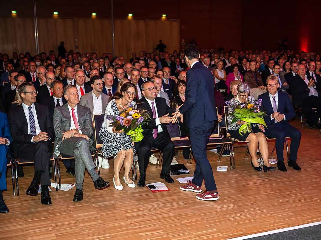 Rund 400 Menschen aus Freiburgs Politik- und Wirtschaftszene kamen in die Messe Freiburg.