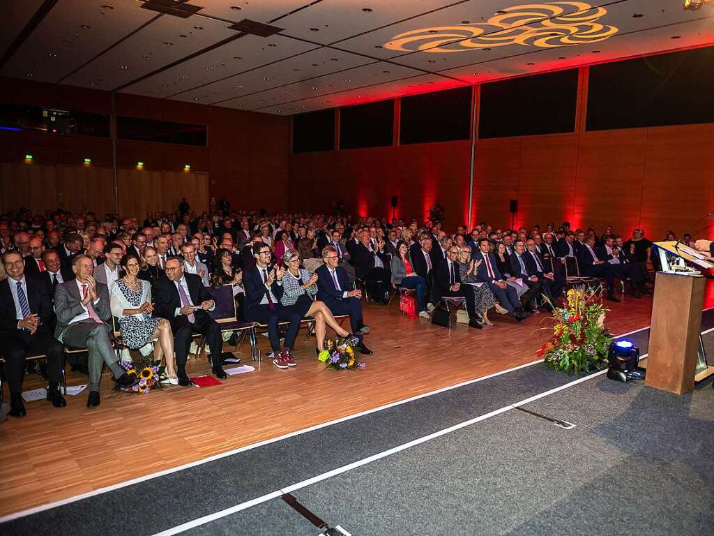 Rund 400 Menschen aus Freiburgs Politik- und Wirtschaftszene kamen in die Messe Freiburg.