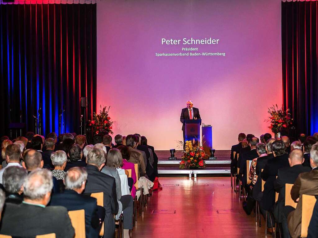 Rund 400 Menschen aus Freiburgs Politik- und Wirtschaftszene kamen in die Messe Freiburg.