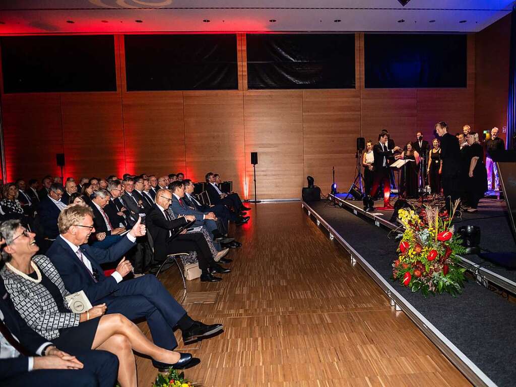 Rund 400 Menschen aus Freiburgs Politik- und Wirtschaftszene kamen in die Messe Freiburg.