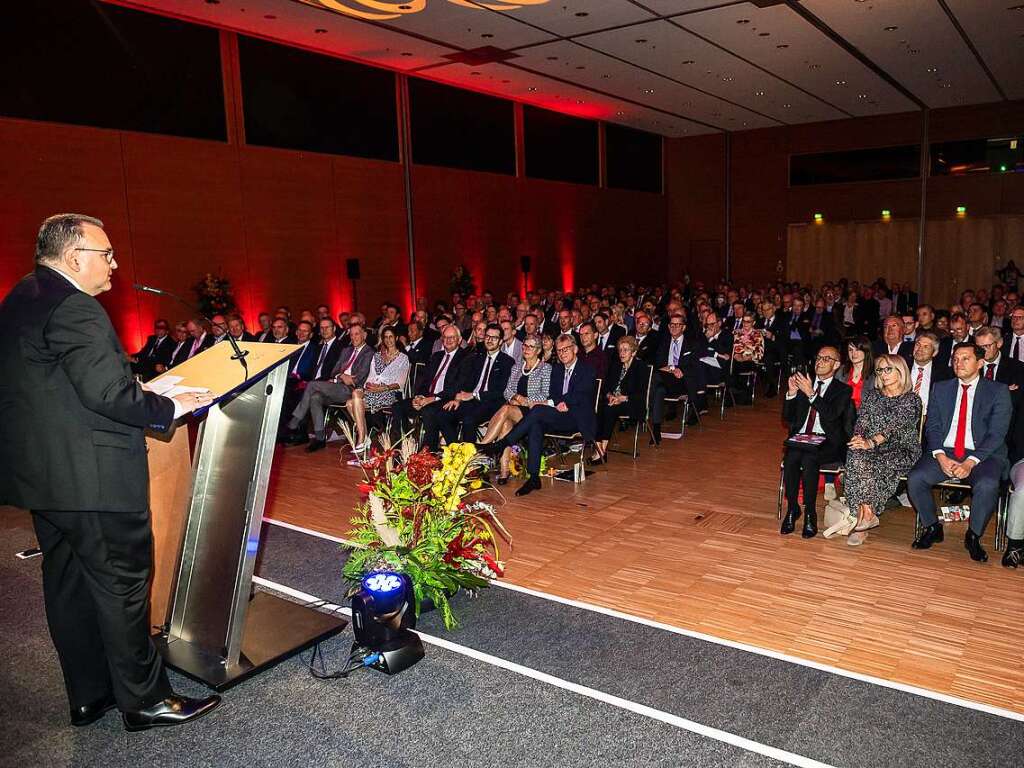 Rund 400 Menschen aus Freiburgs Politik- und Wirtschaftszene kamen in die Messe Freiburg.