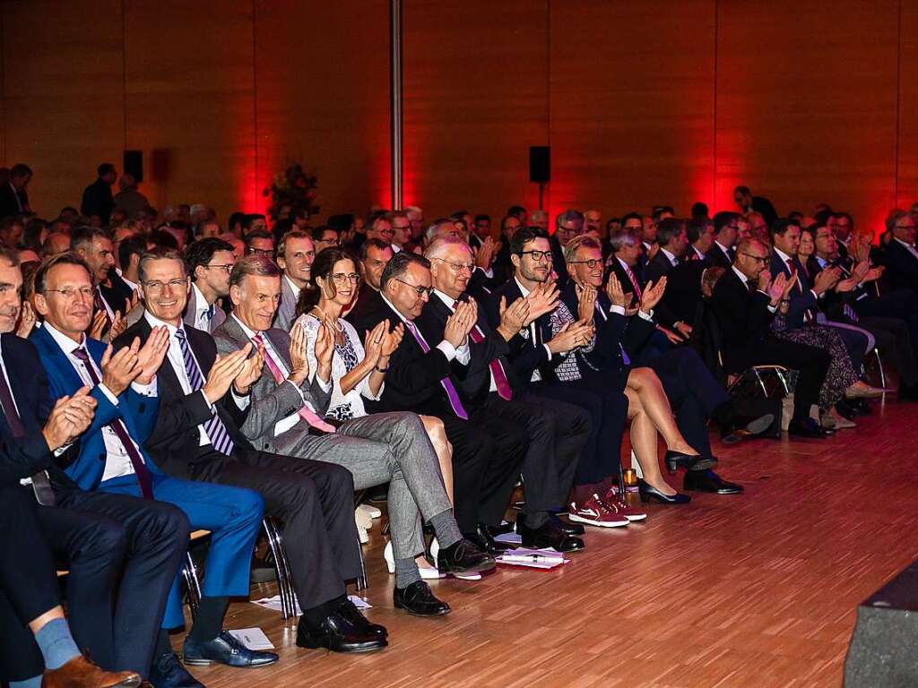 Rund 400 Menschen aus Freiburgs Politik- und Wirtschaftszene kamen in die Messe Freiburg.