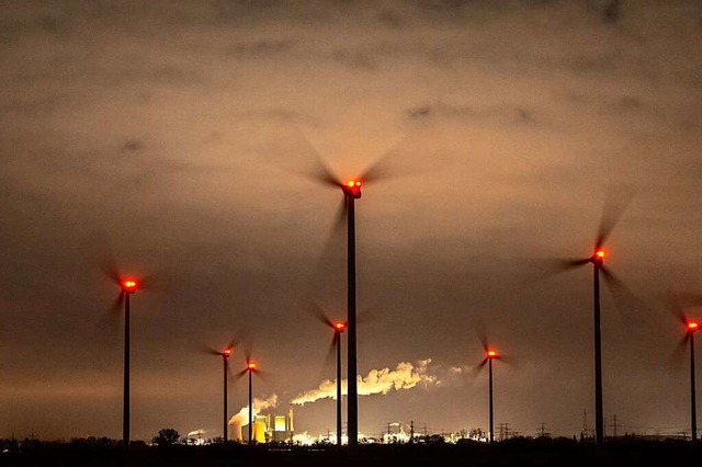 Windrder drehen sich vor dem Braunkoh...r, zu wenig fr den Klimaschutz zu tun  | Foto: Hendrik Schmidt (dpa)