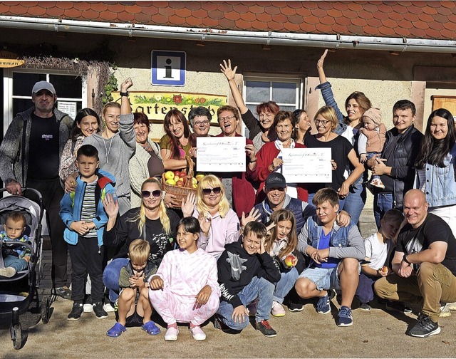 Die Freude ber die Schecks in Hhe vo...eren bergabe in Oberried riesengro.   | Foto: Sabine Kllner