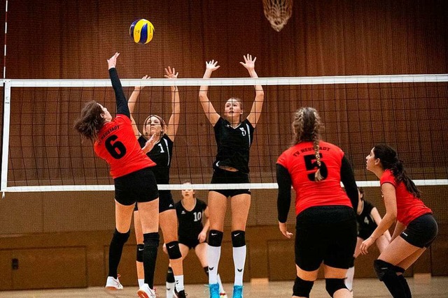 Schmettern und Blocken beim Volleyball...weitreibenden Einsatz  (Symbolfoto).   | Foto: Wolfgang Scheu