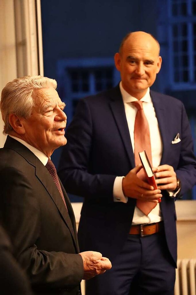 Manuel Herder (rechts) bekam Lob von Joachim Gauck.  | Foto: Verlag