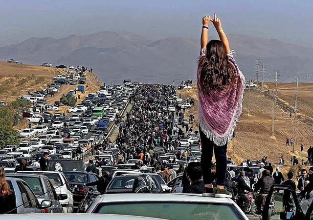 Menschenmassen auf dem Weg zum Grab vo...eren Tod der Auslser der Proteste war  | Foto: - (AFP)