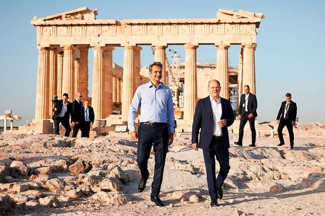 Der griechische Premierminister Kyriak...olz beim Besuch der Akropolis in Athen  | Foto: DIMITRIS PAPAMITSOS (AFP)