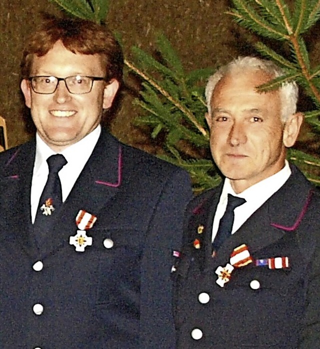 Das Feuerwehrabzeichen in Silber erhie...zmannschaft) Rolf Bchele (von links).  | Foto: Karin Stckl-Steinebrunner