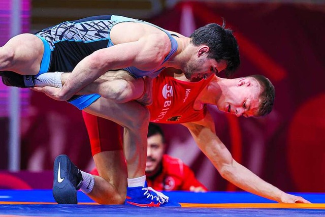 Nico Megerle (in Rot), hier bei der U-...hen Spielen in Los Angeles dabei sein.  | Foto: IMAGO/United World Wrestling / Kadir Caliskan