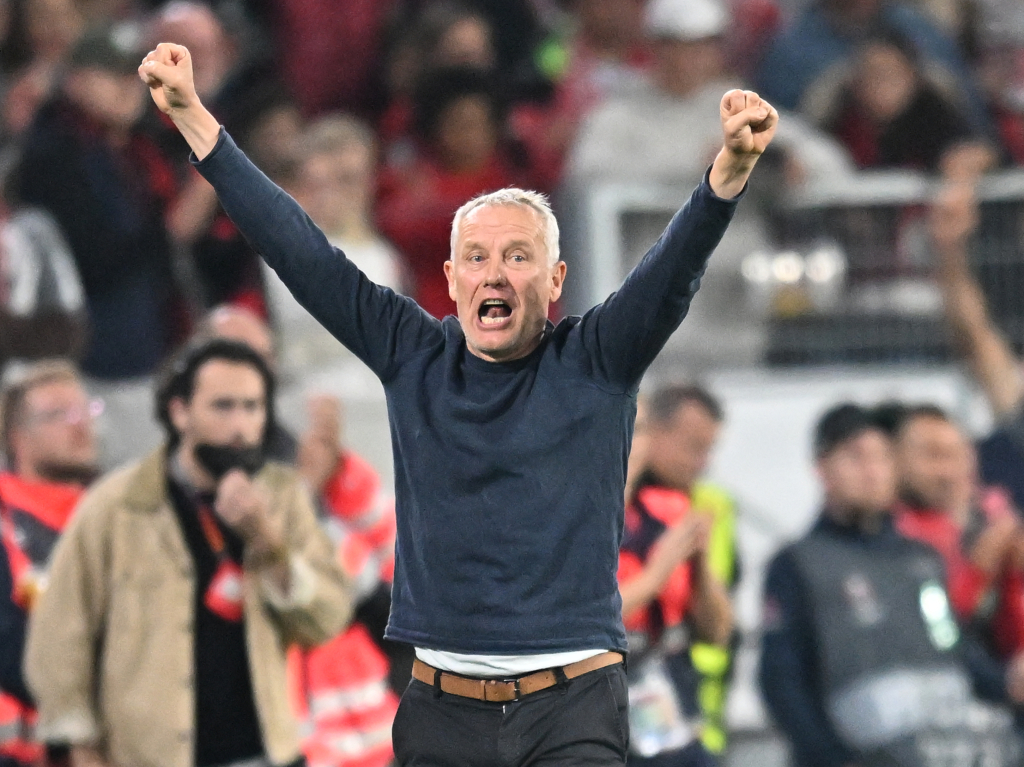 Arme hoch! SC-Coach Christian Streich freut sich ber den Ausgleich in der Nachspielzeit.