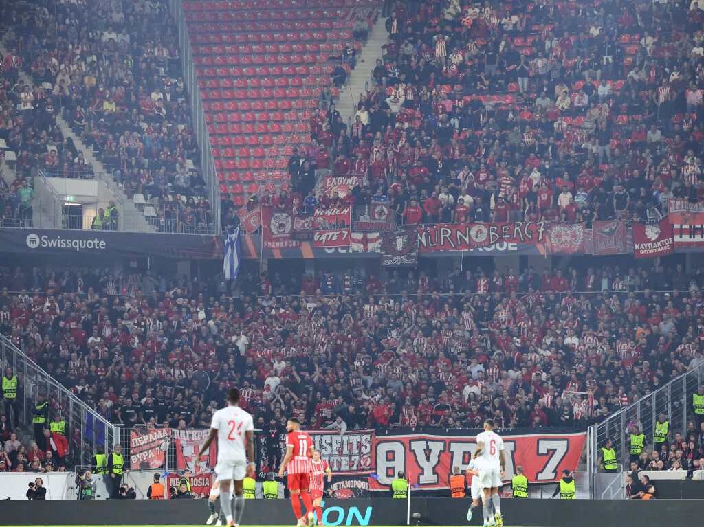 Rund 1400 mitgereiste Fans von Olympiakos Pirus feiern ihre Mannschaft im Europa-Park-Stadion in Freiburg.