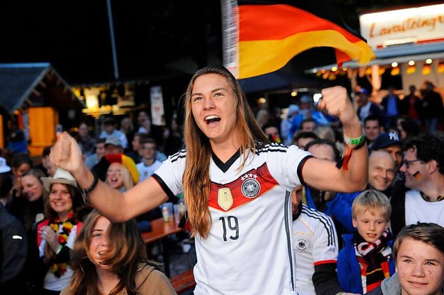 Public Viewing im T-Shirt wie hier 2016 wird es dieses Jahr wohl nicht geben.  | Foto: Markus Zimmermann