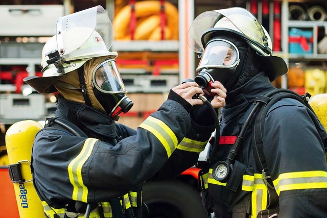 Feuerwehrleute  tragen in Verdachtsfllen selbst  umluftunabhngige Atemmasken.  | Foto: Daniel Bockwoldt