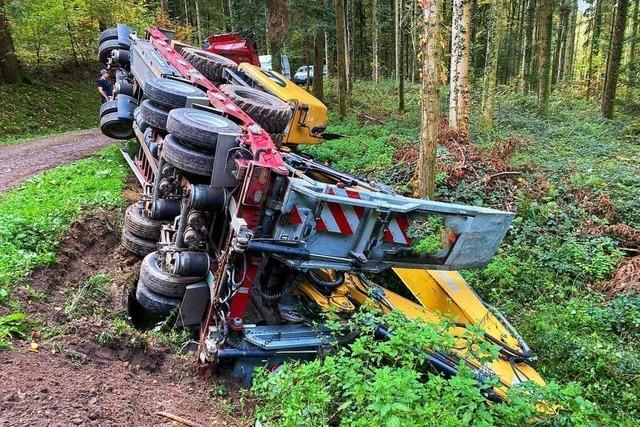 18-Tonnen-Bagger in Waldstck bei Sulz umgestrzt