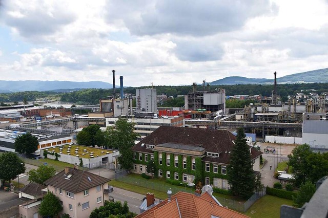 Blick vom Wasserturm auf das Unternehm...mverbrauchs deckt das Wasserkraftwerk.  | Foto: Horatio Gollin