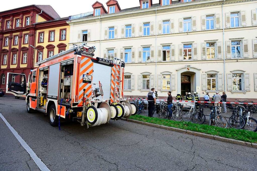 Die Feuerwehr war dabei zeitweise mit fünf Fahrzeugen involviert.  | Foto: Ingo Schneider