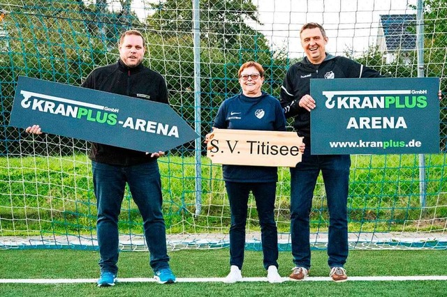 Stadionpate Jan Lauer  (links) mit Gab...von der Finanzabteilung des SV Titisee  | Foto: SV Titisee