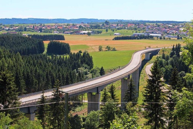 Die Gauchachtalbrcke soll einen Zwilling erhalten.  | Foto: Christa Maier