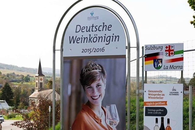 Porträts der Deutschen Weinkönigin von 2015 an Laufens Ortseingängen dürfen bleiben