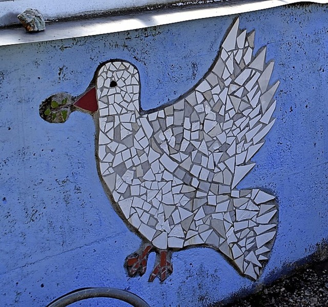 Mosaik einer Friedenstaube am Liebfrauenhof in Fessenbach  | Foto: Barbara Puppe-Opahle