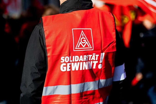 In der Metall- und Elektroindustrie gibt es die ersten Warnstreiks.   | Foto: Hauke-Christian Dittrich (dpa)