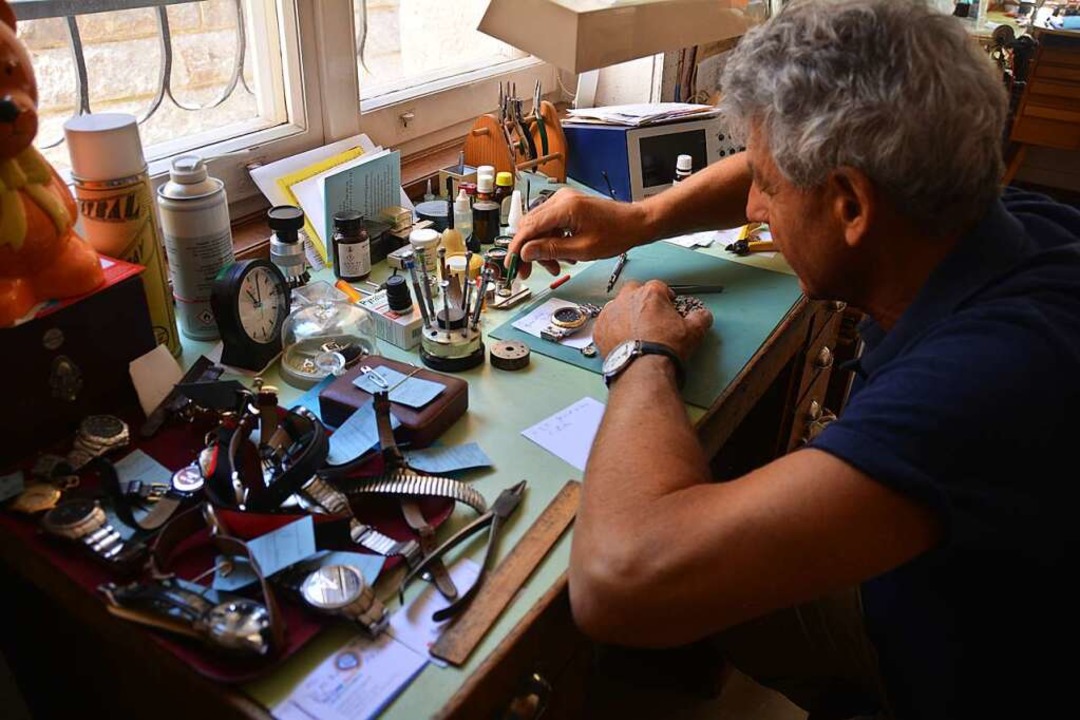 Uhrmachermeister Horst Behringer an seinem Arbeitsplatz  | Foto: Sebastian barthmes