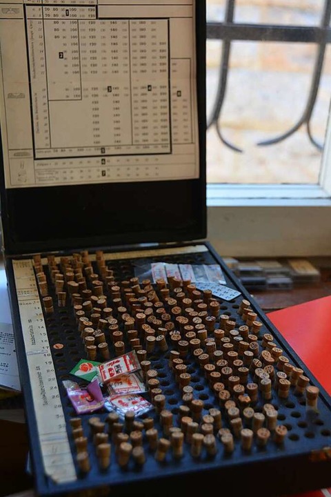 Eine Sammlung alter aus Edelsteinen gefertigter Lagersteine fr Uhrwerke.  | Foto: Sebastian barthmes