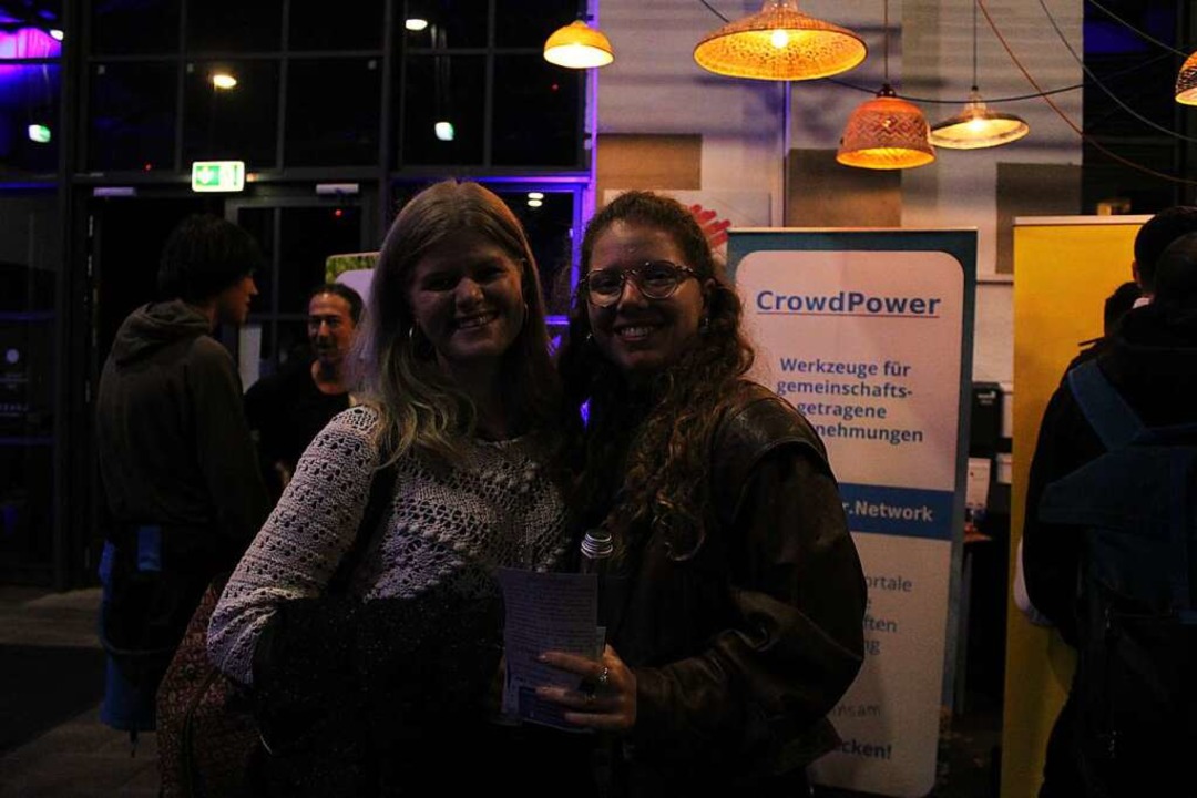 Vivian und Selina besuchen zusammen die Jobmesse  | Foto: Anna Castro Ksel