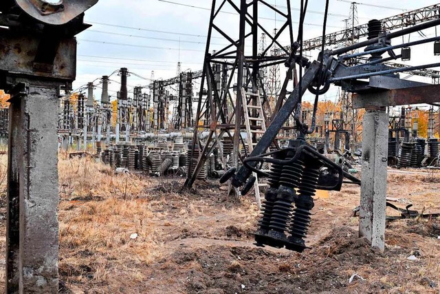 Von russischen Raketen zerstrte Anlagen eines Kraftwerks in der Ukraine  | Foto: SERGEI SUPINSKY (AFP)