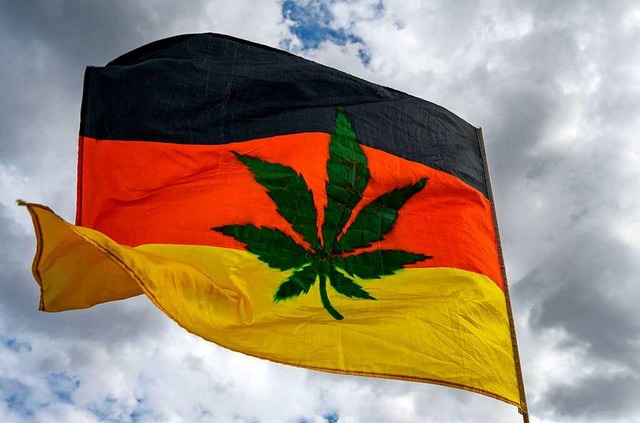 Eine deutsche Flagge mit Cannabisblatt  | Foto: JOHN MACDOUGALL (AFP)