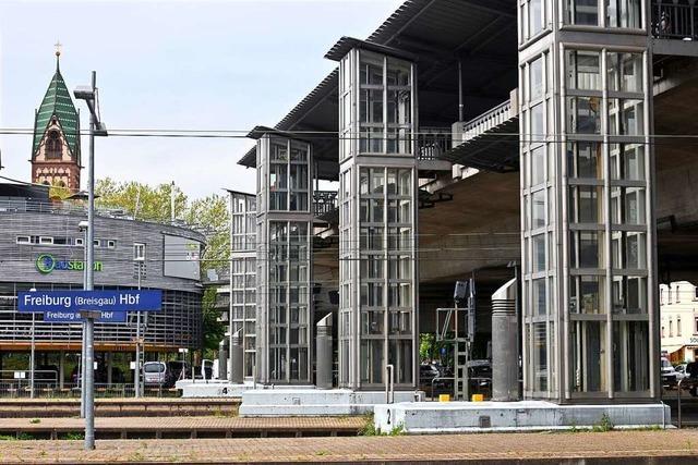 Zu Gleis 1 am Freiburger Hauptbahnhof wird ein neuer Aufzug gebaut