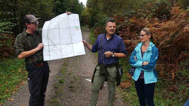 Revierfrster Manuel Ngele (links) er...erten die Eckdaten des Murger Forsts.  | Foto: Gemeinde Murg