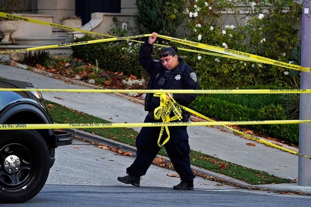 Eine Polizistin blockiert mit gelbem A...uses von der Pelosis in San Francisco.  | Foto: Eric Risberg (dpa)