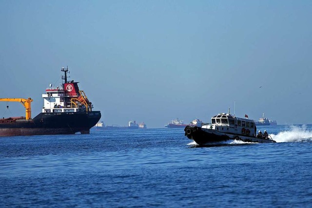 Ein Boot mit russischen, ukrainischen,... Hfen imSchwarzen Meer aufgekndigt.  | Foto: Khalil Hamra (dpa)