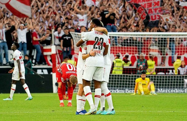 Orel Mangala (vorne) von Stuttgart fre... Karazor ber den Sieg gegen Augsburg.  | Foto: Hasan Bratic (dpa)