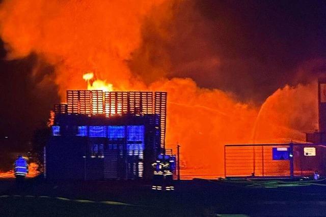Feuerwehr löscht Brand in Müllheimer Industriegebiet
