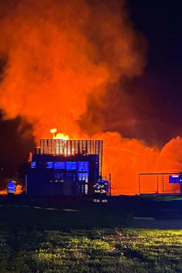 Die freiwilligen Feuerwehrleute beim B...abend. Das Feuer war weithin sichtbar.  | Foto: Volker Mnch