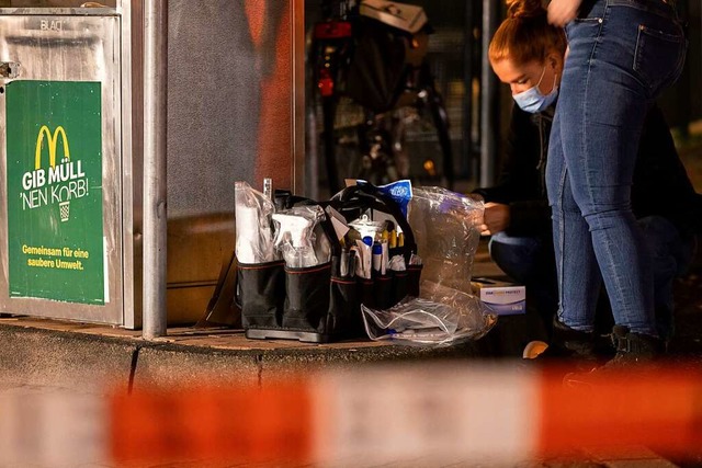 Die Polizei sichert Spuren am Tatort i...Schüsse drei Menschen verletzt worden. | Foto: Christoph Reichwein (dpa) Die Polizei sichert Spuren am Tatort i...Schüsse drei Menschen verletzt worden. | Foto: Christoph Reichwein (dpa)