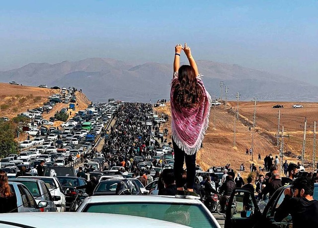 Menschenmassen auf dem Weg zum Grab vo...ren Tod der Auslser der Proteste war.  | Foto: - (AFP)