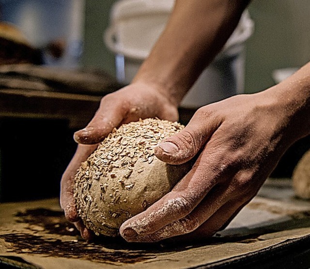 Ein Bcker knetet Brotteig: In vielen Branchen fehlt der Nachwuchs.  | Foto: Zacharie Scheurer (dpa)