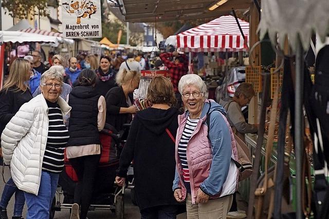 Lebhaftes Treiben auf dem Jahrmarkt