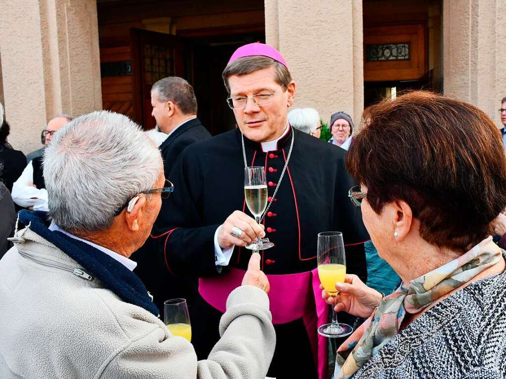 Erzbischof Stephan Burger beim Apro nach dem Festgottesdienst und dem Gesprch mit Gottesdienstbesuchern.