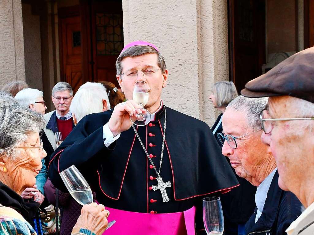 Erzbischof Stephan Burger beim Apro nach dem Festgottesdienst und dem Gesprch mit Gottesdienstbesuchern.