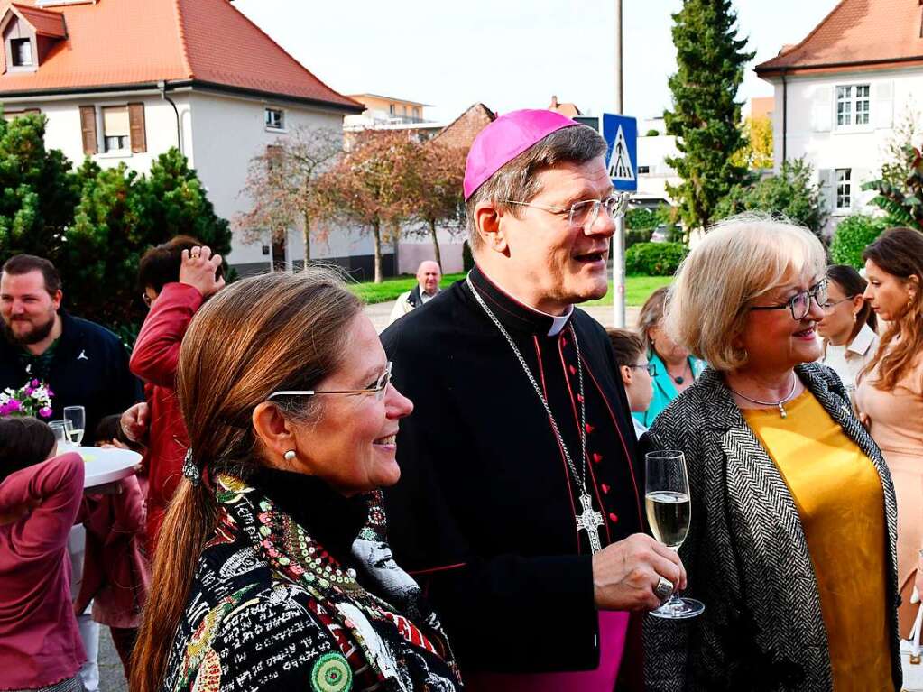 Erzbischof Stephan Burger beim Apro nach dem Festgottesdienst und dem Gesprch mit MdB Diana Stcker (links im Bild) und MdL Sabine Hartmann-Mller.