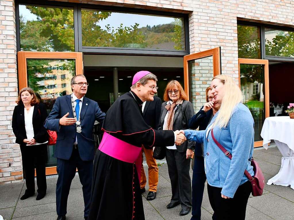 Erzbischof Stephan Burger bei der Ankunft am St. Josefshaus in Herten wo er die Vertreter der Stadt begrte und sich ins goldene Buch der Stadt Rheinfelden eintrug.