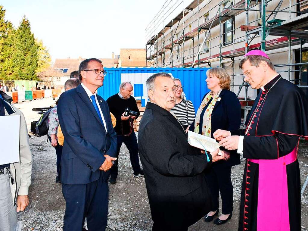 Erzbischof Stephan Burger beim Segnen des neuen Bernhardshauses auf dem Campus des St.Josefshauses in Herten.