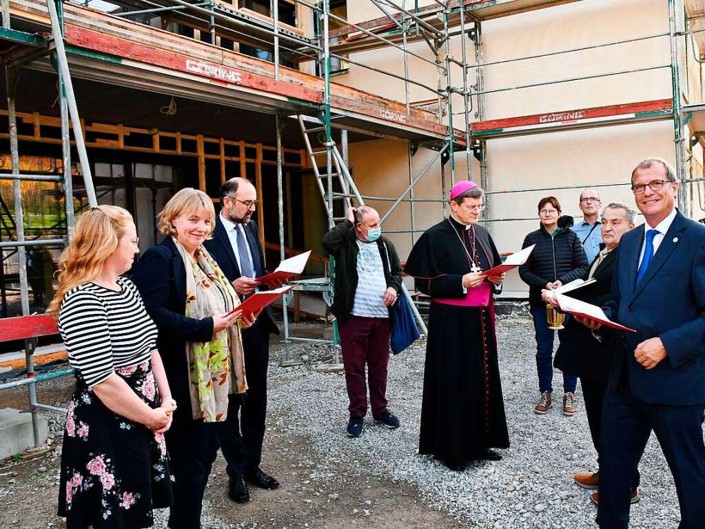 Erzbischof Stephan Burger beim Segnen des neuen Bernhardshauses auf dem Campus des St.Josefshauses in Herten.